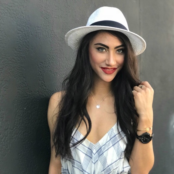 Meet your Posher, Stephanie 🌞 HI sunshines! - Picture 1 of 8